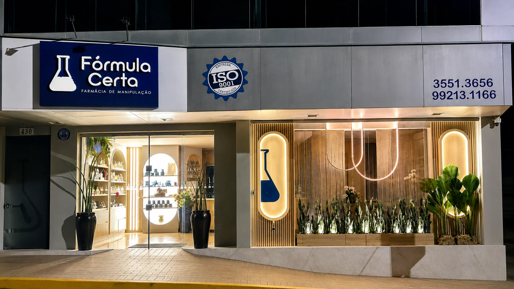 Fachada da Fórmula Certa à noite